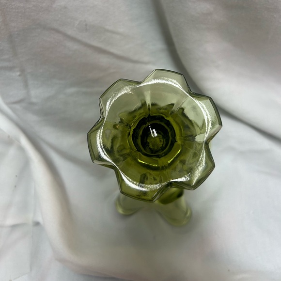 Fenton Valencia Swung Handkerchief Glass Vase Colonial Avocado Green 6" Tall - Picture 4 of 4